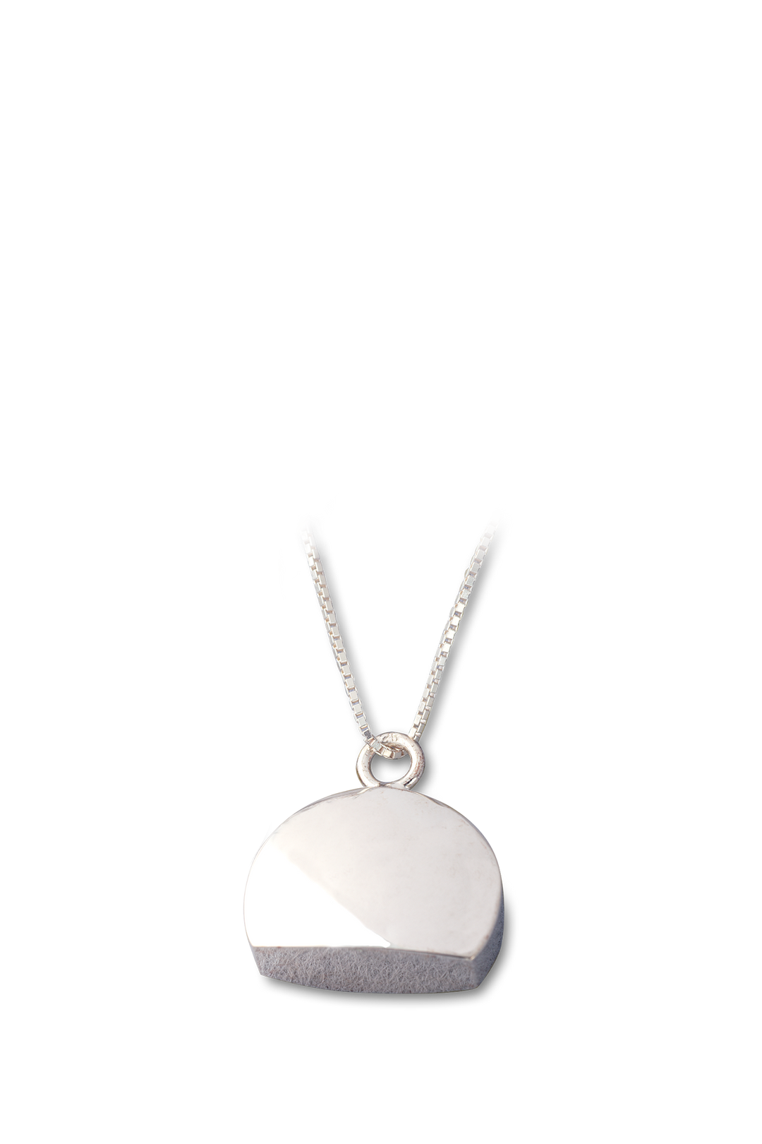 Ascheschmuck Mensch Mini aus Sterlingsilber freigestellt auf weißem Hintergrund, kleiner Erinnerungsanhänger mit Gravur.