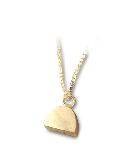 Nahaufnahme des vergoldeten Ascheschmuck Mensch, feine Gravurfläche und Verarbeitung im Detail sichtbar.