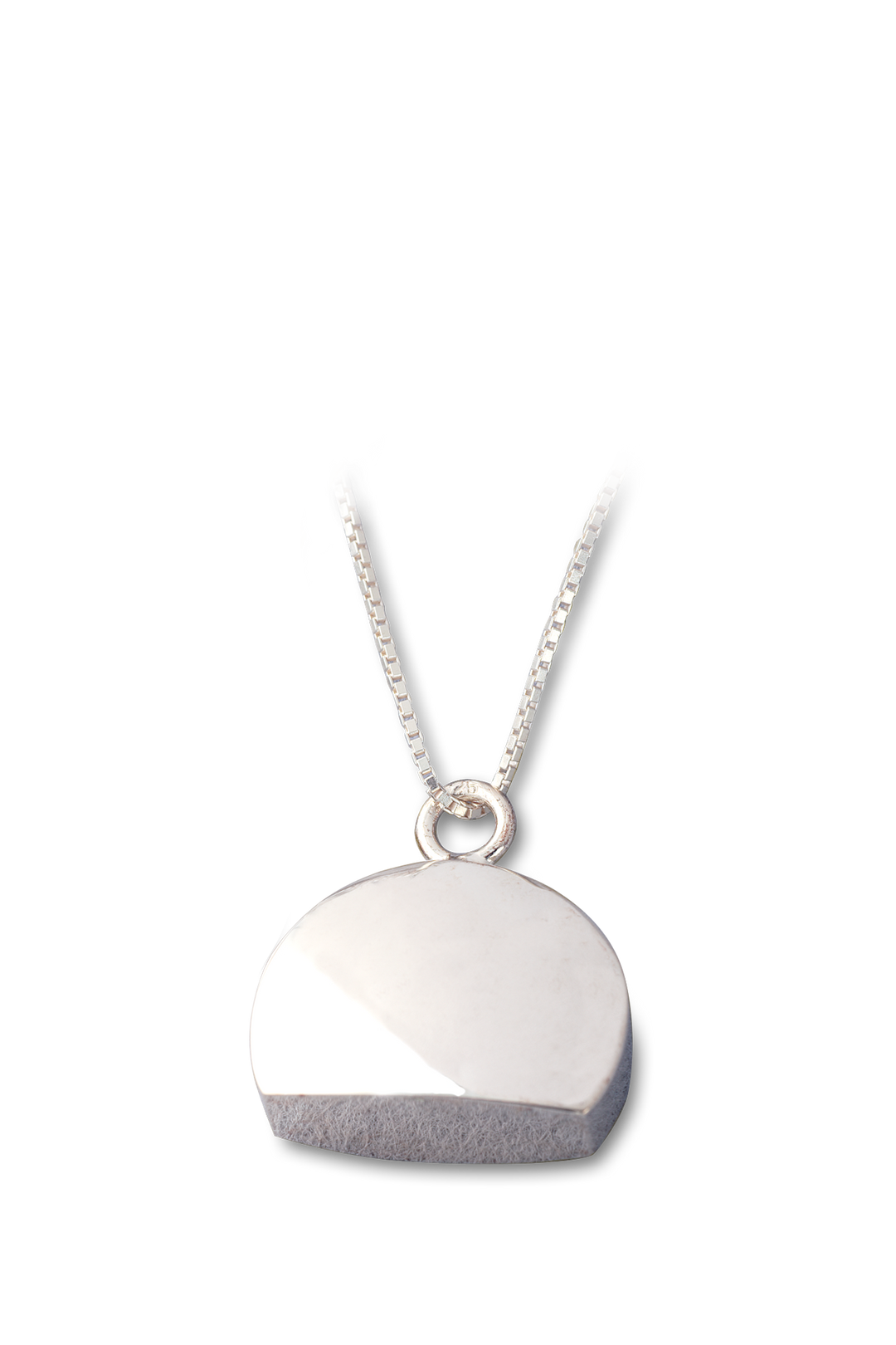Ascheschmuck Mensch aus Sterlingsilber freigestellt auf weißem Hintergrund, Erinnerungsanhänger mit Gravur.